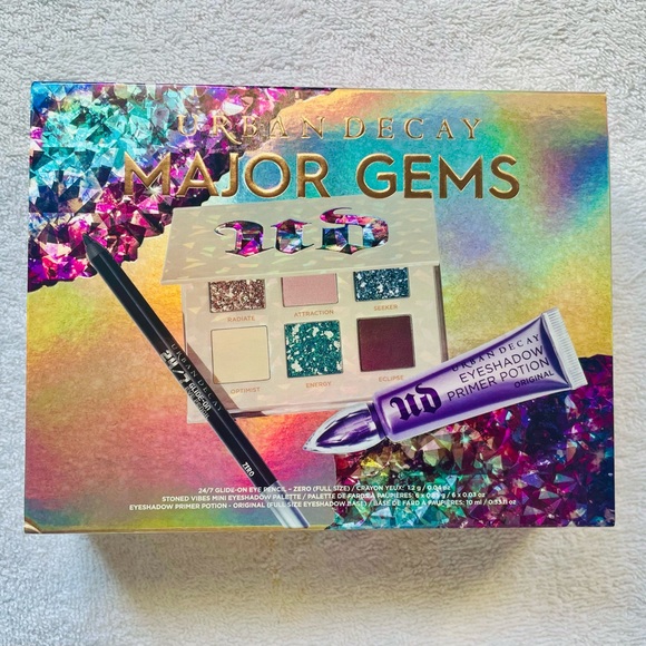 URBAN DECAY
MAJOR GEMS BESPOKE SET
Eye Gift Set - Picture 3 of 4